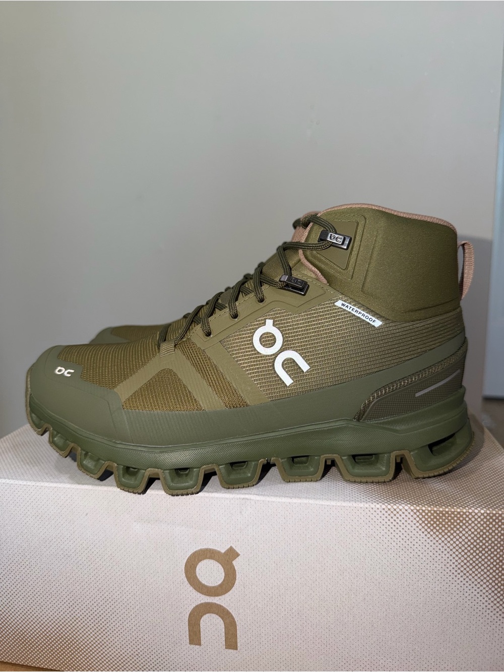 Oncloud Cloudrock waterproof women’s 6.5 NIB